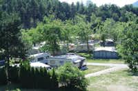 Camping Geschina  -  Wohnwagenstellplatz und Wohnmobilstellplatz vom Campingplatz zwischen Bäumen