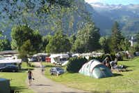 Camping Geschina  - Stellplätze und Zeltplatz vom Campingplatz mit Blick auf die Alpen