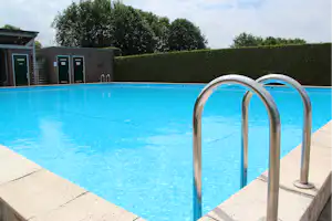 Camping GetAway - Blick auf den Pool auf dem Campingplatz