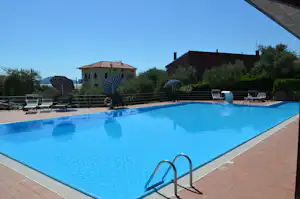 Camping Gianna - Campingplatzanlage mit Pool und Liegestühlen in der Sonne