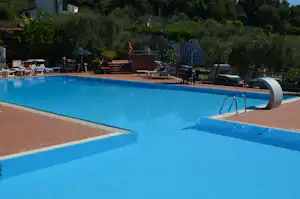 Camping Gianna - Pool mit Liegestühlen und Sonnenschirmen auf dem Campingplatz