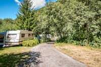 Camping Giessen  -  Wohnmobil auf dem Campingplatz zwischen Bäumen