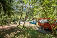 Camping Giessen  -  Wohnwagen- und Zeltstellplatz vom Campingplatz im Schatten von Bäumen