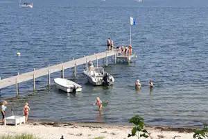 Camping Gl. Ålbo - Badesteg mit Bootsanlegestellen