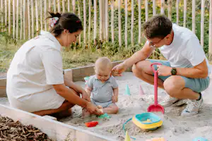 Camping & Glamping Boszee - Eltern spielen mit ihrem Kind im Sandkasten