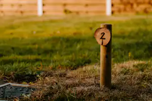 Camping & Glamping Boszee - Standplätze auf der Wiese auf dem Campingplatz