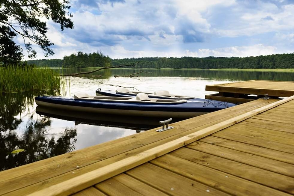 Camping & Glamping Szelągówka - Bootsanlegestelle auf dem See