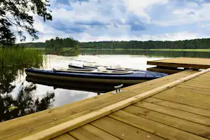 Camping & Glamping Szelągówka - Bootsanlegestelle auf dem See