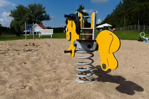 Camping & Glamping Szelągówka - Spielgeräte auf dem Kinderspielplatz des Campingplatzes