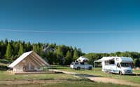 Camping & Glamping Szelągówka - Stellplätze neben einem Glamping-Zelt auf dem Campingplatz