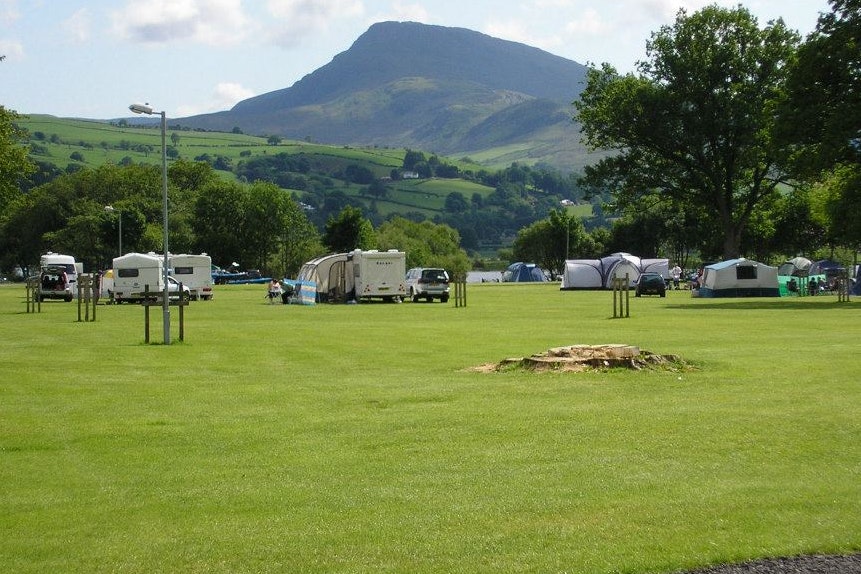 Camping Glanllyn Lakeside  - Wohnmobil- und  Wohnwagenstellplätze auf der Wiese