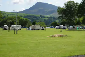 Camping Glanllyn Lakeside - Wohnmobil- und Wohnwagenstellplätze auf der Wiese