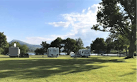 Camping Glanllyn Lakeside - Wohnmobil- und  Wohnwagenstellplätze auf der Wiese