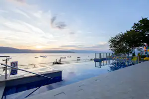 Camping Glavotok - Pool im Freien auf dem Campingplatz