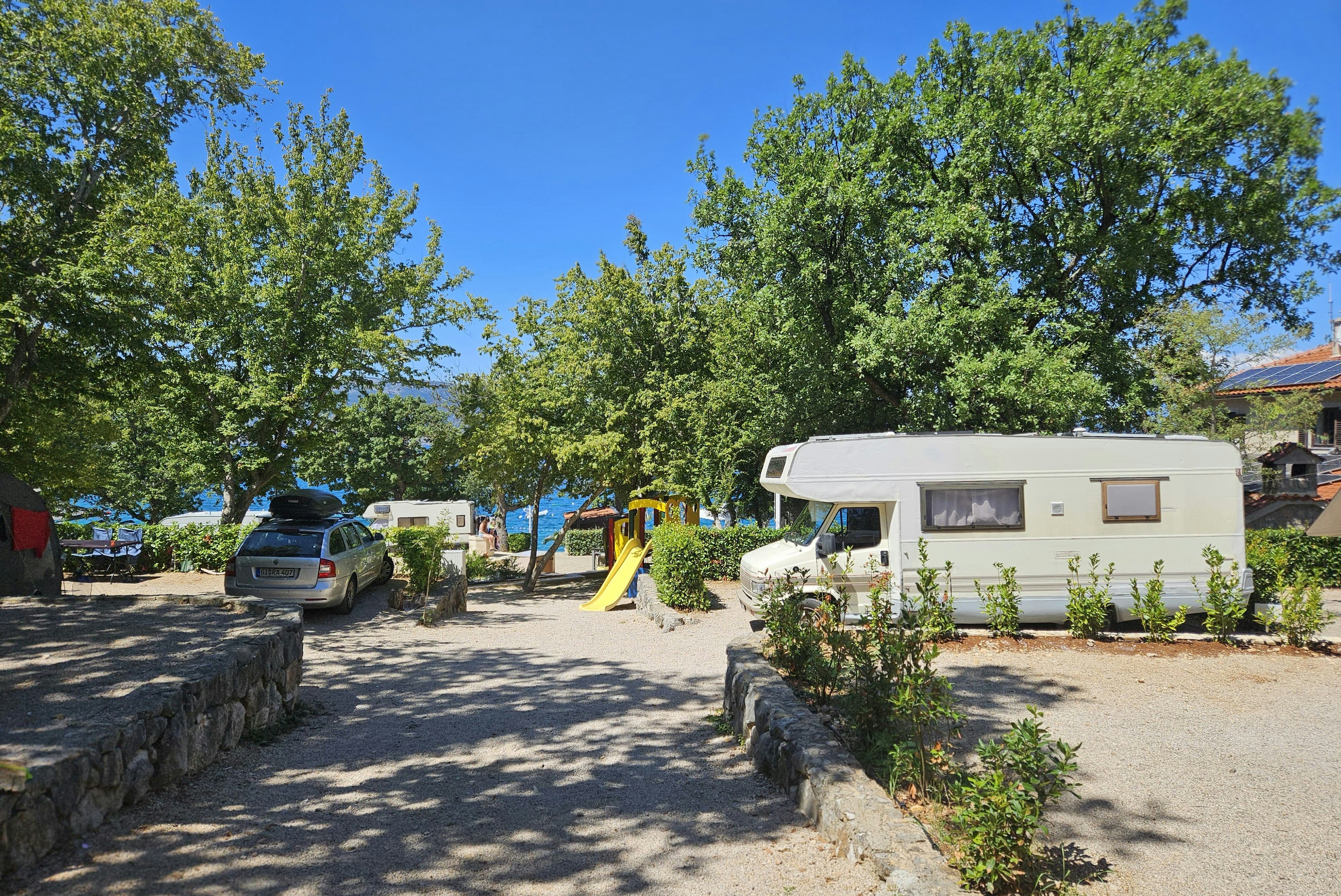 Camping Glavotok - Standplätze zwischen den Bäumen auf dem Campingplatz