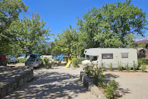 Camping Glavotok - Standplätze zwischen den Bäumen auf dem Campingplatz