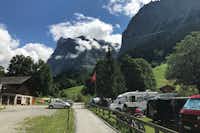 Camping Gletscherdorf  -  Wohnwagen- und Zeltstellplatz mit Blick auf die Berge