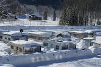 Camping Gletscherdorf  -  Wohnwagen im Winter von Schnee umgeben