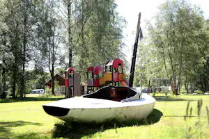 Camping Gålö Havsbad - Boot am Spielplatz vom Campingplatz