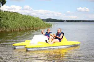 Camping Gålö Havsbad - Tretboot fahren auf dem See am Campingplatz