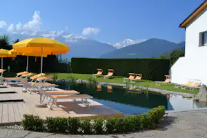 Camping Gloria Vallis - Pool und Liegestühle mit Blick auf die Alpen-