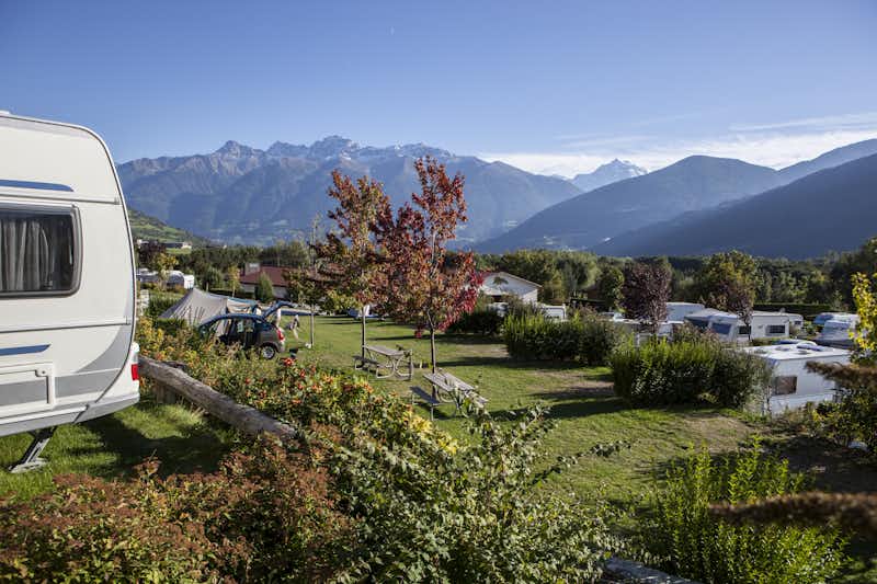 Camping Gloria Vallis -  Wohnwagen- und Zeltstellplatz mit Berglandschaft im Hintergrund
