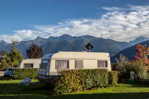 Camping Gloria Vallis - Wohnwagenstellplatz mit Blick auf die Alpen