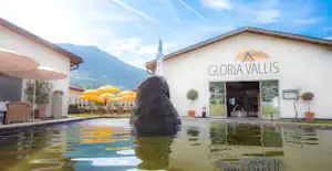 Camping Gloria Vallis - Blick auf das Restaurant mit Terrasse