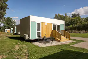 Nordic Camping Glyttinge - Mobilheim vom Campingplatz mit Esstisch auf der Terrasse
