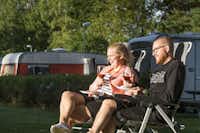 Nordic Camping Glyttinge - Gäste beim Glas Wein auf dem Wohnwagenstellplatz vom Campingplatz