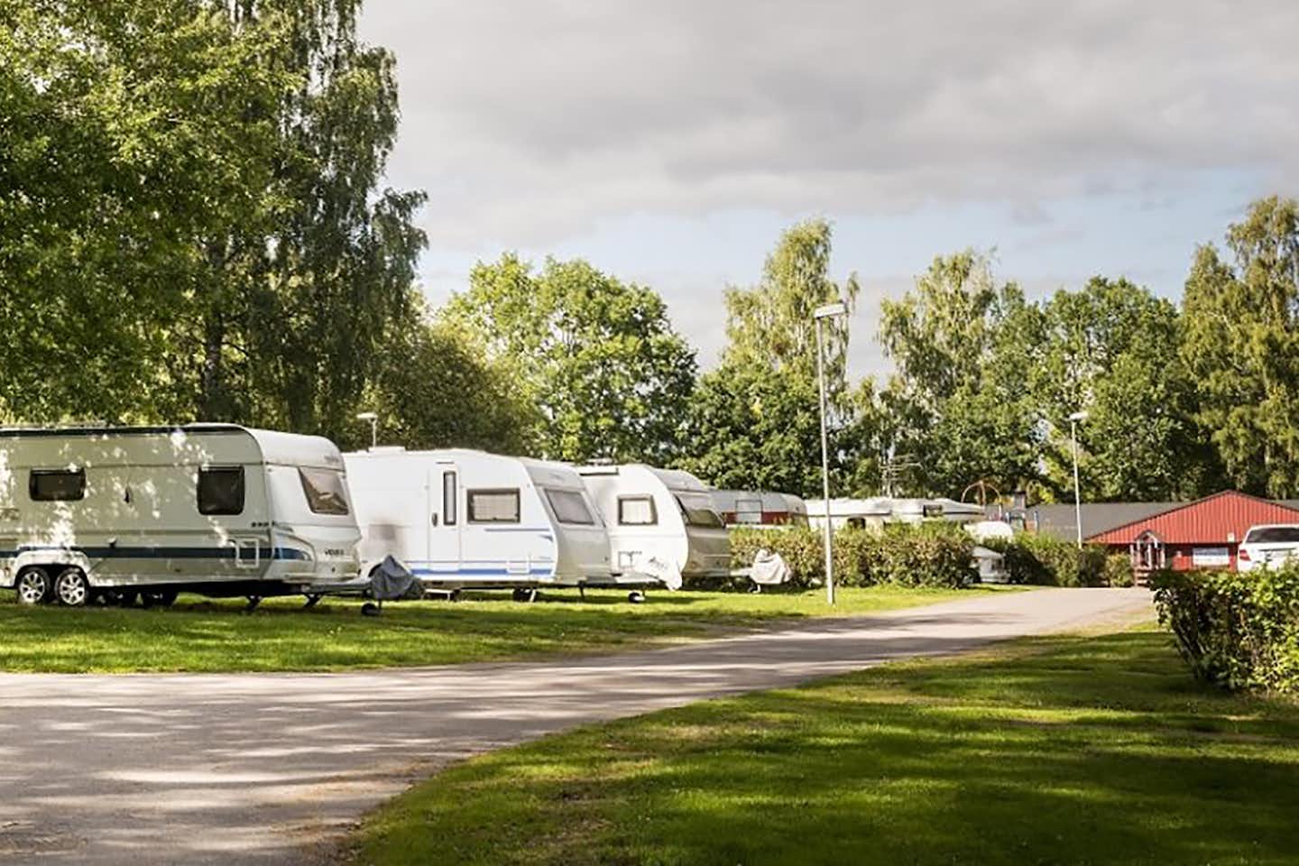 Nordic Camping Glyttinge - Wohnwagenstellplätze auf grüner Wiese auf dem Campingplatz
