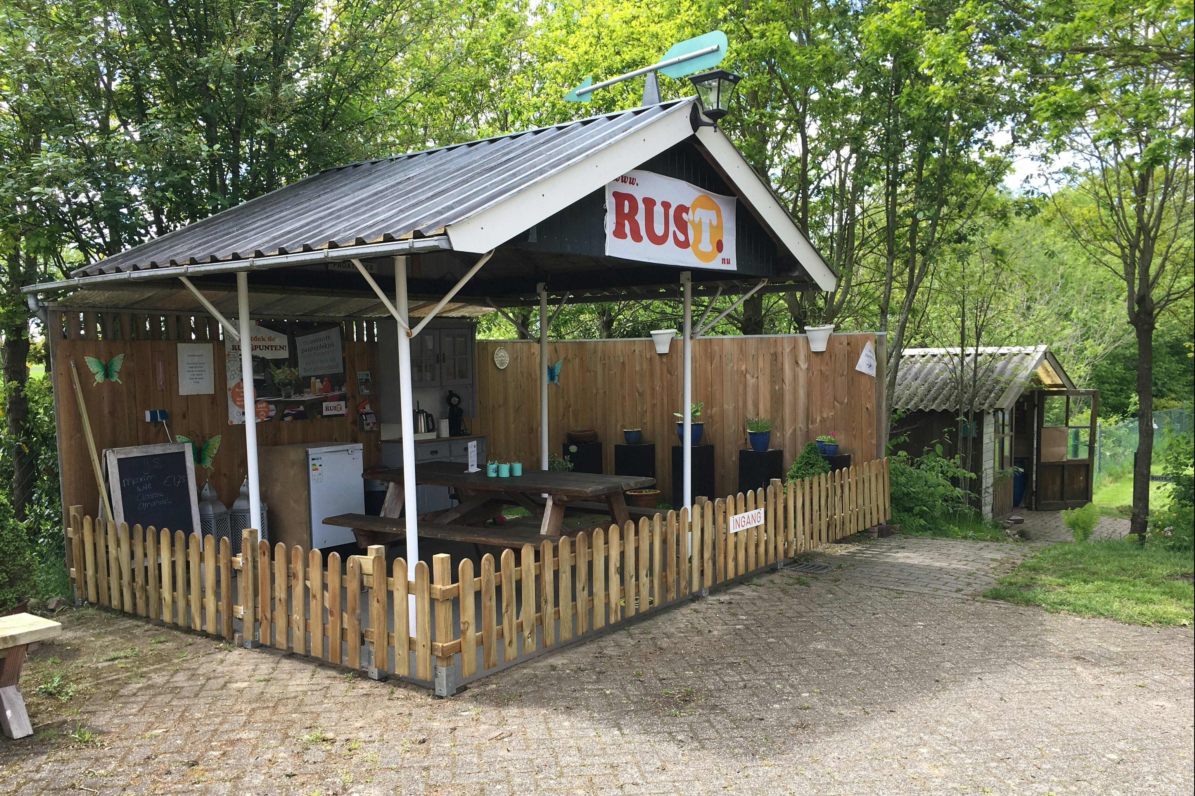 Camping GoedVertoef - Gemeinschaftsküche im Freien mit Picknicktisch