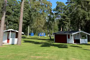 Camping Gökaskratt - Blick auf die Mobilheime auf der Wiese