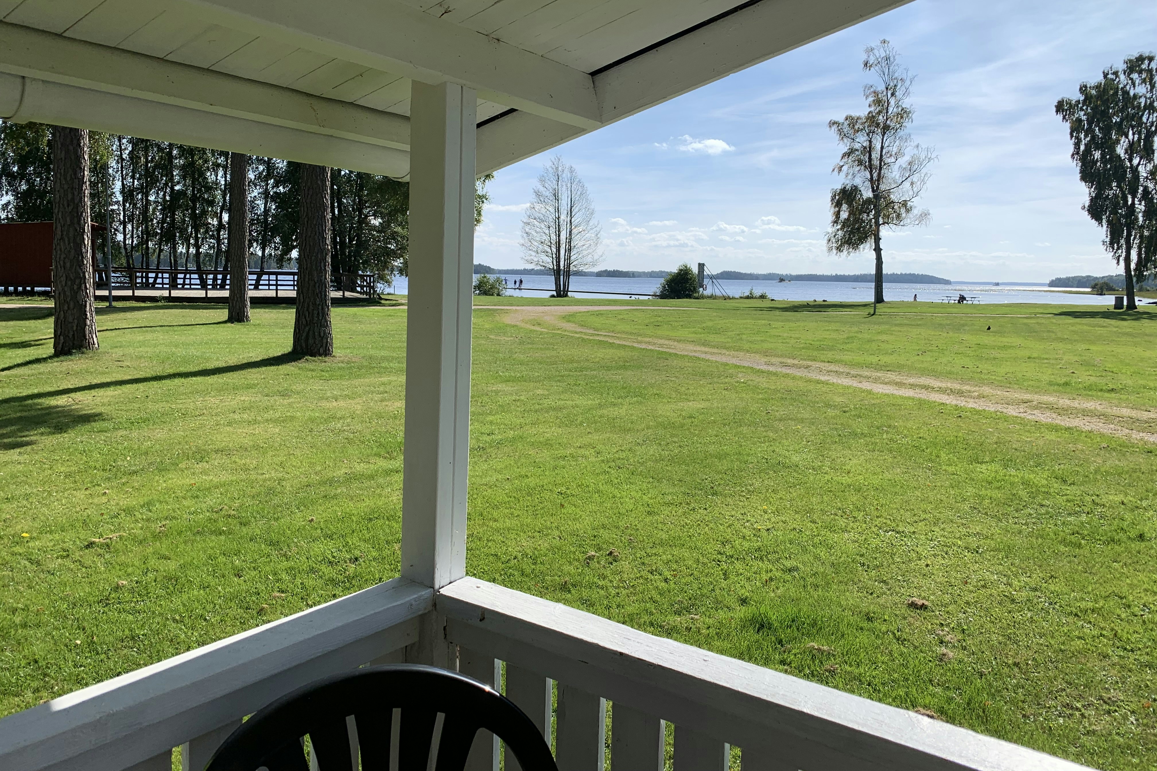 Camping Gökaskratt - Blick auf die Wiese von der Terrasse eines Mobilheims aus
