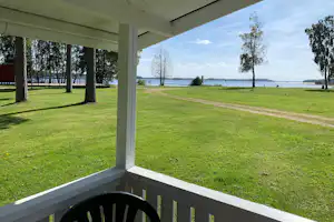 Camping Gökaskratt - Blick auf die Wiese von der Terrasse eines Mobilheims aus