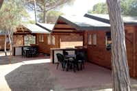 Camping Golfo dell'Asinara  -  Mobilheime vom Campingplatz mit Küche und Esstischen auf der Veranda
