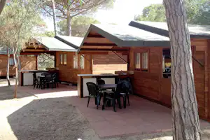 Camping Golfo dell'Asinara - Mobilheime vom Campingplatz mit Küche und Esstischen auf der Veranda