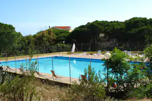 Camping Golfo dell'Asinara - Pool vom Campingplatz mit Liegestühlen in der Sonne