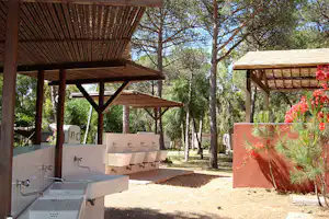 Camping Golfo dell'Asinara - Sanitärbereich vom Campingplatz mit Waschbecken außen