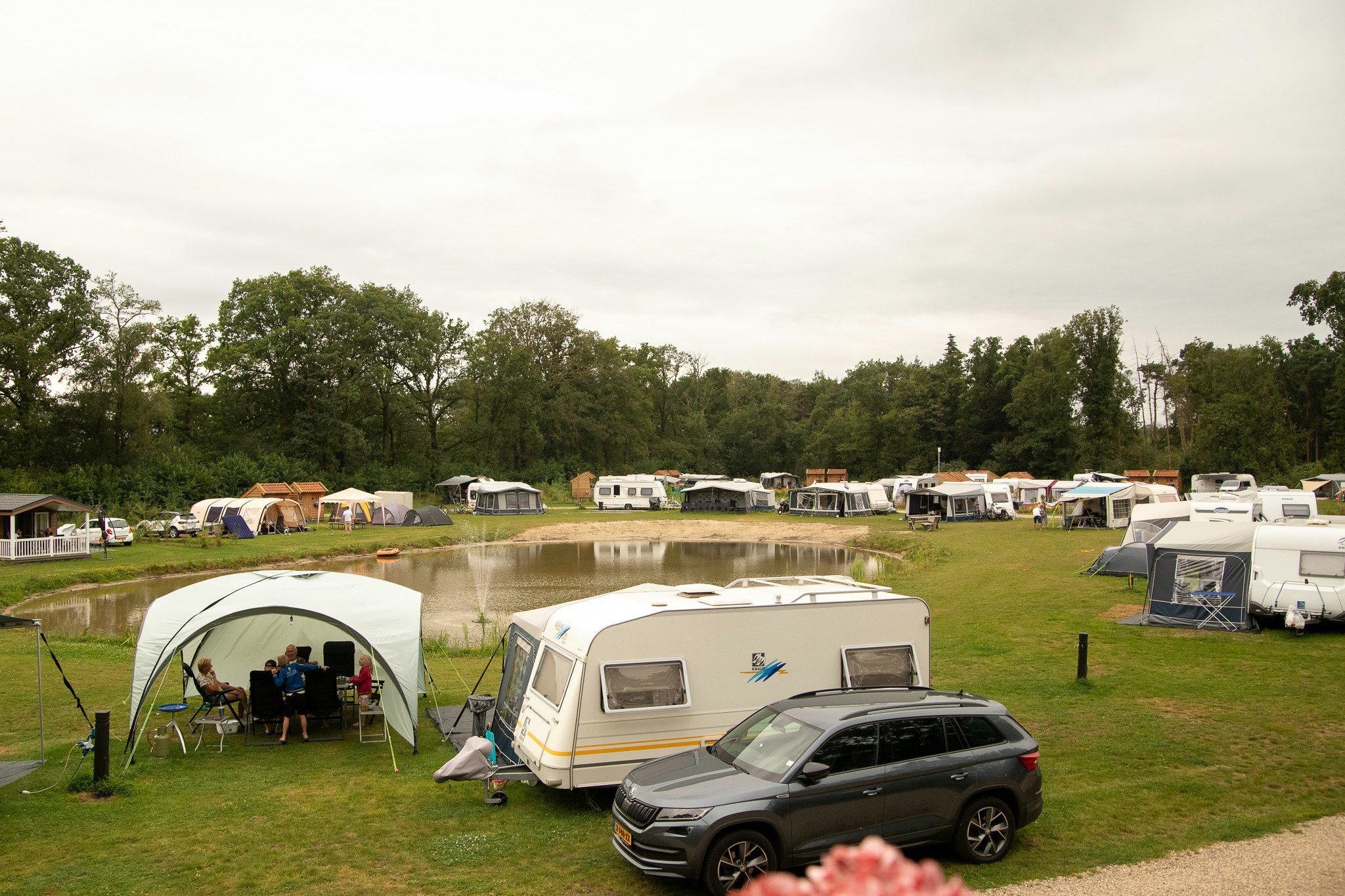 Camping Goorzicht - Blick auf die Standplätze rund um den Badeteich herum