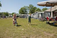 Camping Goorzicht - Kinder auf der Wiese des Campingplatzes