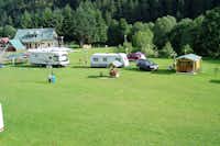 Camping Goralský Dvor - Wohnmobil- und  Wohnwagenstellplätze auf der Wiese