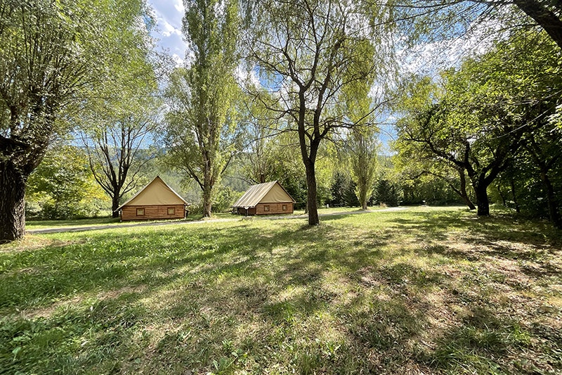 Camping des Gorges de la Méouge  Camping Gorges de la Méouge - Safarizelte auf der Wiese im Schatten der Bäume