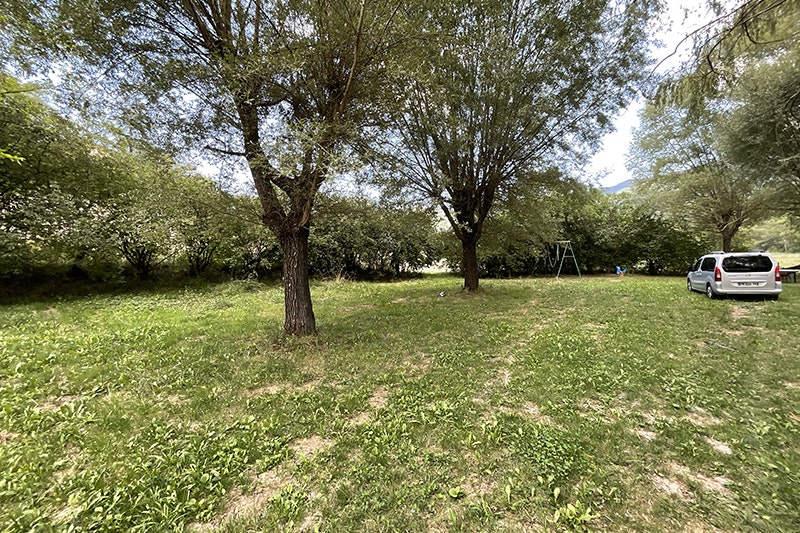 Camping des Gorges de la Méouge  Camping Gorges de la Méouge - Stellplätze auf der Wiese