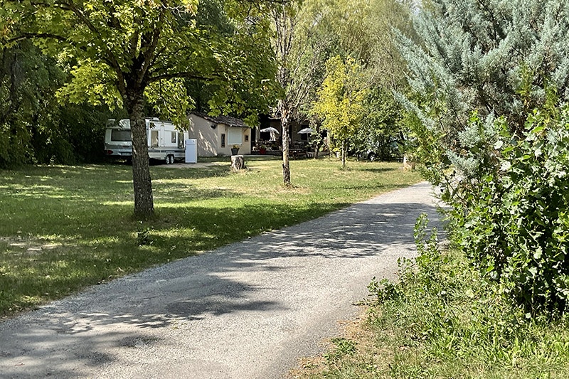 Camping des Gorges de la Méouge  Camping Gorges de la Méouge - Stellplätze im Grünen