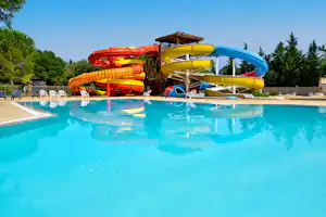 Camping Capfun Gorges du Gardon - Blick auf die Wasserrutschen im Freibad