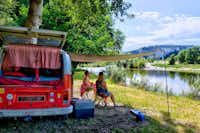 Camping Capfun Gorges du Gardon - Gäste beim Entspannen auf ihrem Stellplatz mit Blick auf den Fluss