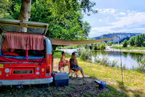 Camping Capfun Gorges du Gardon - Gäste beim Entspannen auf ihrem Stellplatz mit Blick auf den Fluss