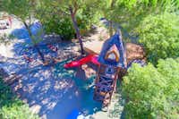 Camping Capfun Gorges du Gardon - Kinderspielplatz mit Klettergerüst und Rutsche auf dem Campingplatz