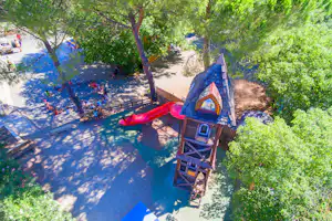 Camping Capfun Gorges du Gardon - Kinderspielplatz mit Klettergerüst und Rutsche auf dem Campingplatz